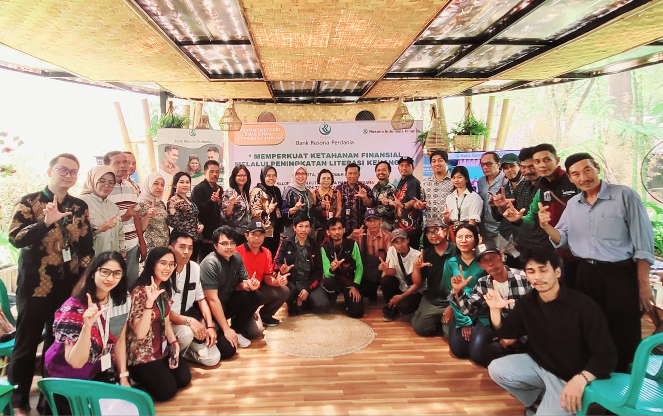 (Foto bersama dalam acara Literasi Keuangan Bank Resona Perdania bersama peserta dari Kelompok Tani Hutan Kota Provinsi DKI Jakarta)