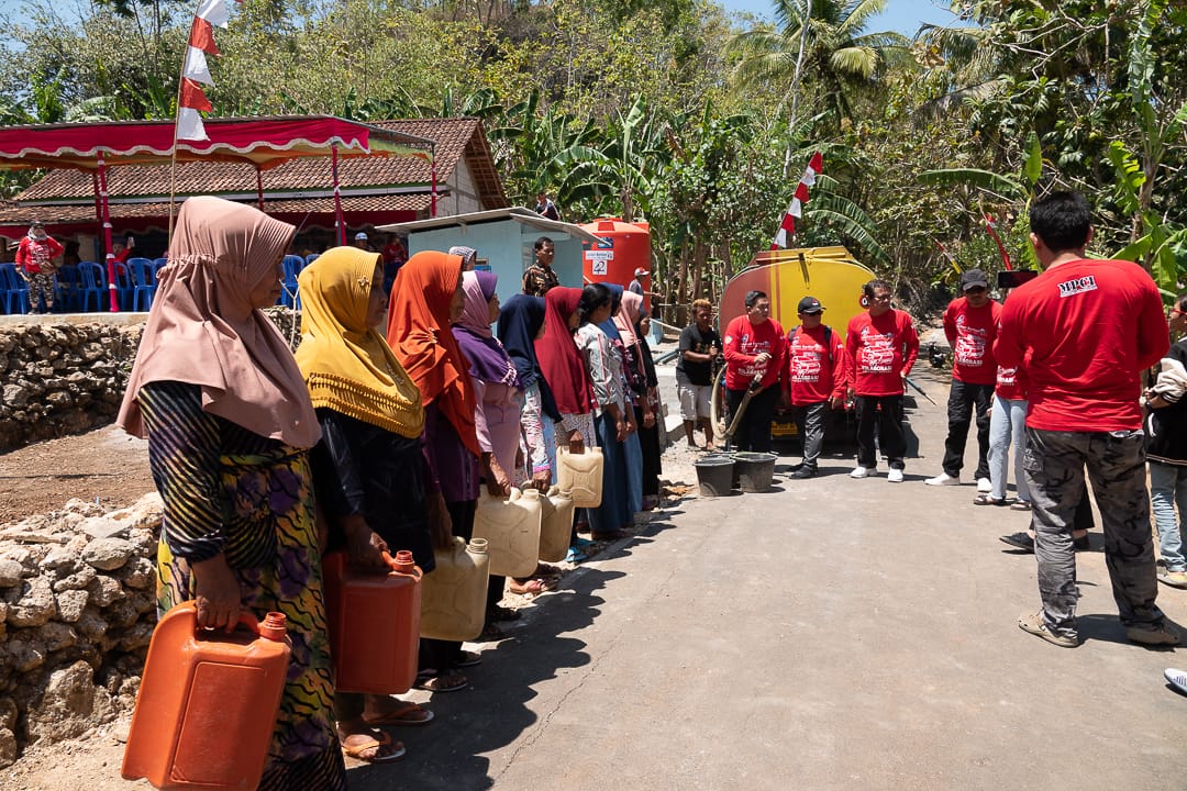 (Warga Desa Ngandongrejo, Kecamatan Paranggupito, Kabupaten Wonogiri, Jawa Tengah menerima bantuan air bersih dari Lautan Berlian)
