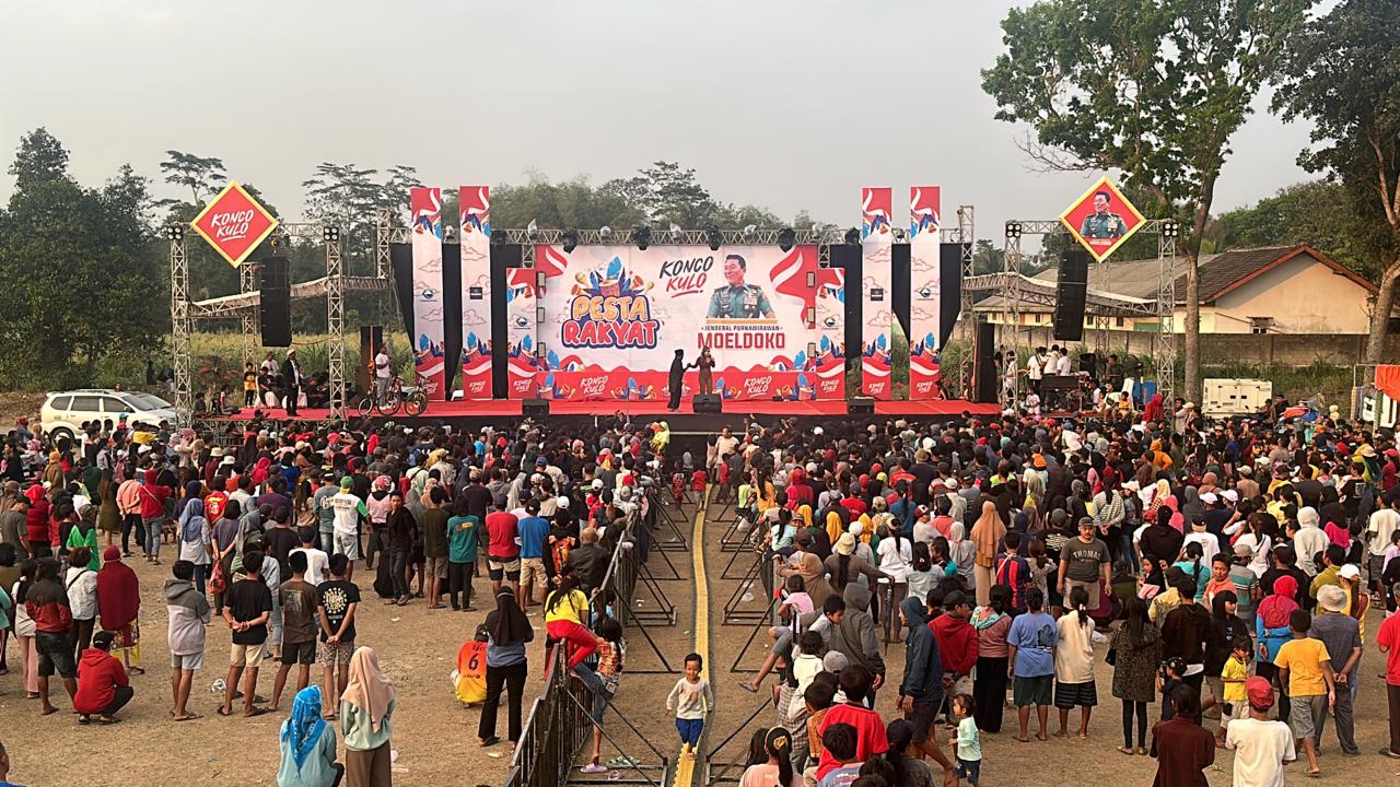 (Suasana di acara Pesta Rakyat Konco Kulo Moeldoko yang dihadiri oleh puluhan ribu warga pada Minggu, 8 Oktober 2023)