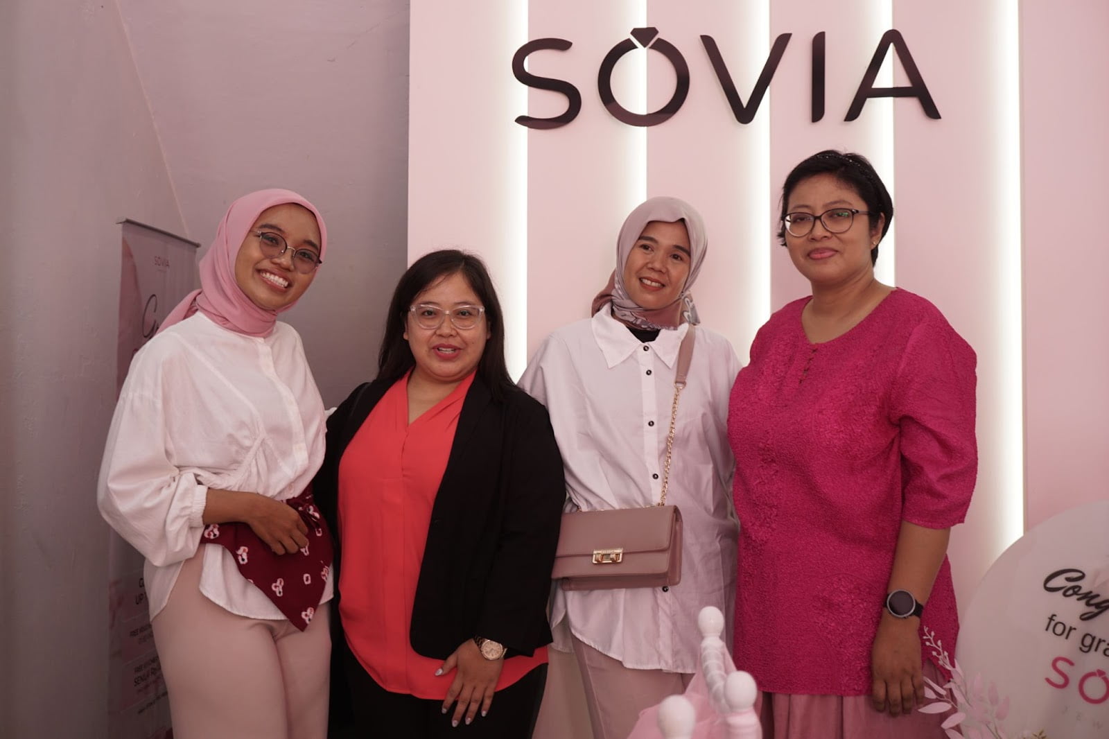 (Grand Opening Store Terbaru Sovia Jewelry di Bekasi dihadiri oleh perwakilan Vanilla Wedding, Naumi Catering, dan Wedding Market sebagai partner brand Sovia Jewelry)