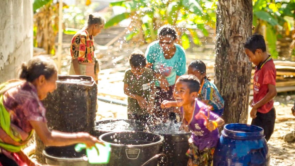 (Warga Desa Boen merayakan hadirnya air bersih dekat dengan pemukiman warga)